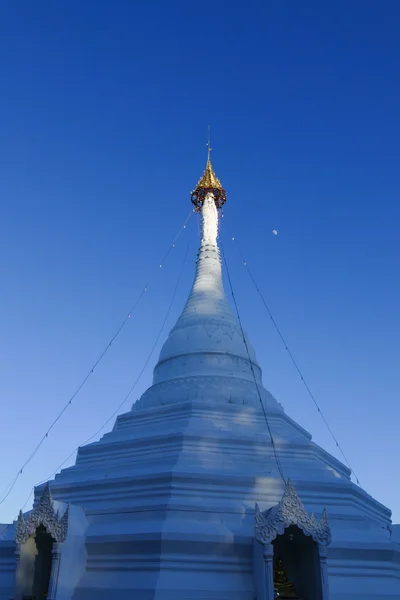 Pomnik biała pagoda w godzinach wieczornych — Zdjęcie stockowe