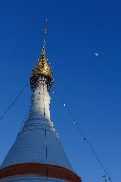 White pagoda monument in the evening — Stock Photo, Image