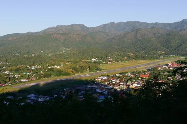 Vue de la ville de Mae Hong Son dans le nord de la Thaïlande avec piste d'ai — Photo