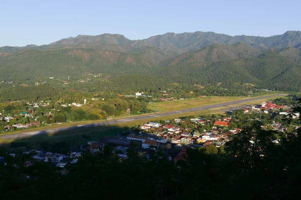 Vista della città Mae Hong Son nel nord della Thailandia con pista di ai — Foto Stock