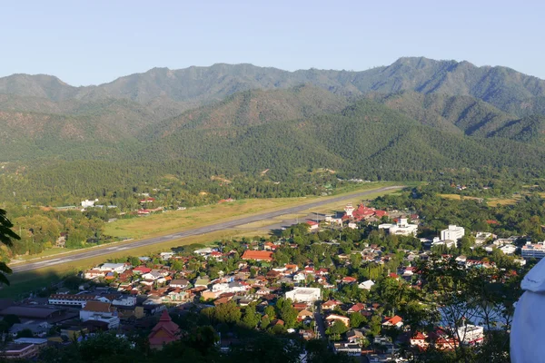 Вид на город Мае Хонг Сон на севере Таиланда со взлетно-посадочной полосой — стоковое фото