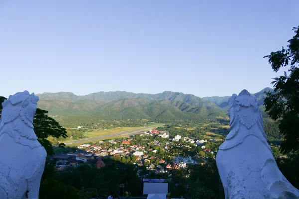 Vue de la ville de Mae Hong Son dans le nord de la Thaïlande avec piste d'ai — Photo