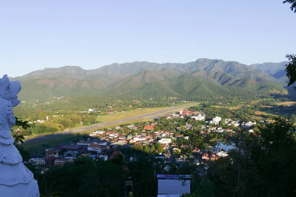 Vue de la ville de Mae Hong Son dans le nord de la Thaïlande avec piste d'ai — Photo