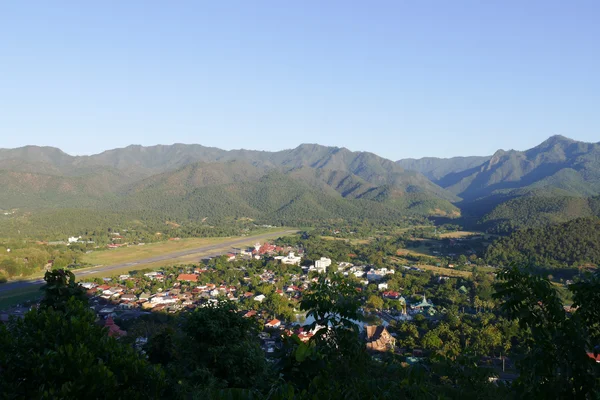 Widok miasta Mae Hong Son w północnej Tajlandii z pasa startowego AI — Zdjęcie stockowe
