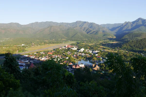 Widok miasta Mae Hong Son w północnej Tajlandii z pasa startowego AI — Zdjęcie stockowe