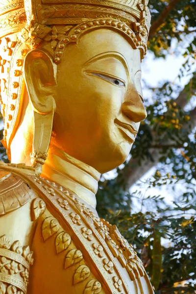 Усміхнена золота статуя Будди — стокове фото
