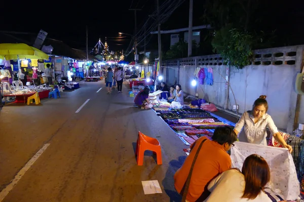 Pessoas andando e comprando coisas na rua andando mercado noturno — Fotografia de Stock