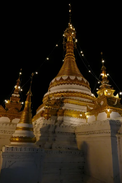 White and golden buddhist pagoda monument at night — Stock Photo, Image