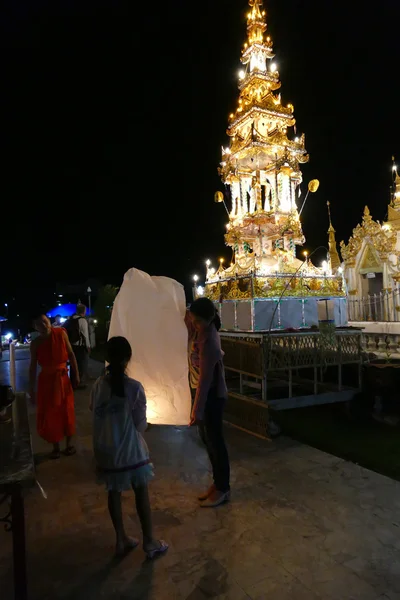 Personas con tailandia tradicional linterna de papel por la noche —  Fotos de Stock