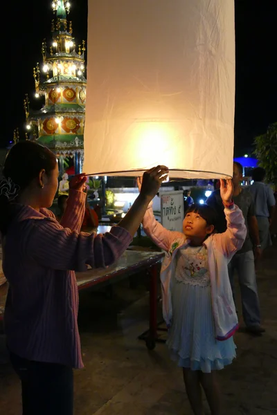 Люди с традиционными бумажными фонарями в Таиланде ночью — стоковое фото