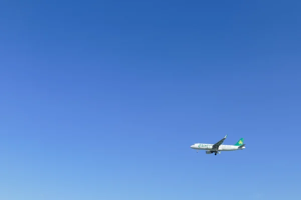 L'avion vole dans le ciel bleu — Photo