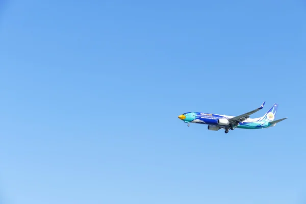 The airplane is flying in blue sky — Stock Photo, Image