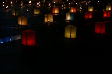 Kağıt fener ve mum ışığı Yeepeng Festivali