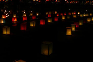 Kağıt fener ve mum ışığı Yeepeng Festivali