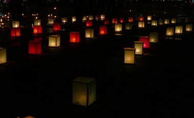 Kağıt fener ve mum ışığı Yeepeng Festivali