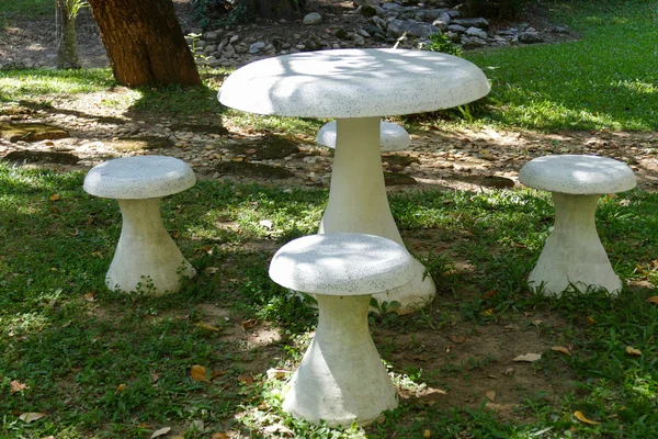 Fehér kő szék és asztal a kertben — Stock Fotó