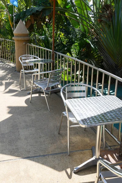 Metall stol och skrivbord på balkongen — Stockfoto