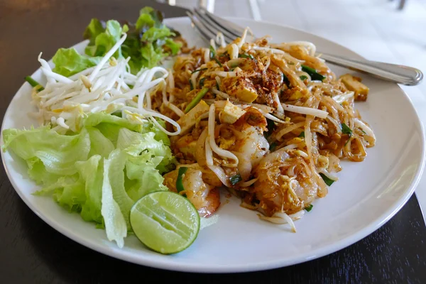 Pad thai - tailandês macarrão frito tradicional — Fotografia de Stock