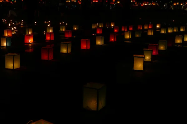 Lanterna di carta e luce di candela nel festival Yeepeng — Foto Stock