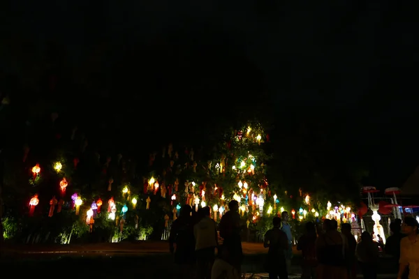 Tourist travel to see colorful paper lantern in Yeepeng festival — Stock Photo, Image