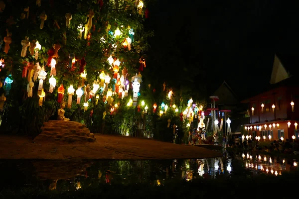 Viagem turística para ver lanterna de papel colorido em Yeepeng festival — Fotografia de Stock