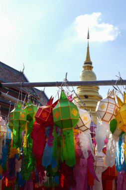 Yeepeng Festivali golde için renkli kağıt fener süsleme