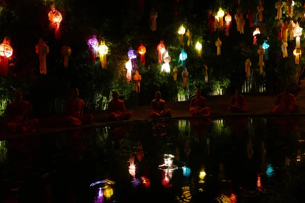 Monje meditar junto al estanque entre la colorida linterna de papel i — Foto de Stock