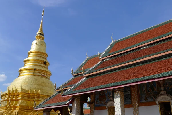 Geleneksel Budist tapınağı ve golden pagoda mimarisini — Stok fotoğraf