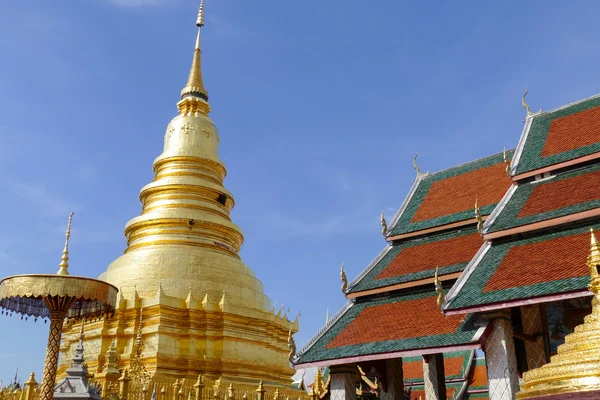 Architektur des traditionellen buddhistischen Tempels und der goldenen Pagode — Stockfoto