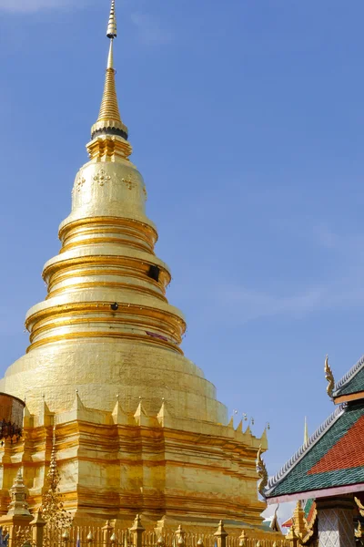 Architectuur van traditionele boeddhistische tempel en gouden pagode — Stockfoto