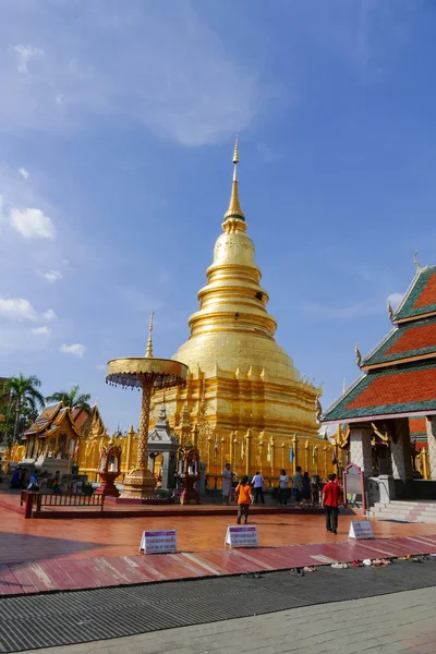 Architektury tradycyjnego Buddyjskiego rozciągacza i złota pagoda — Zdjęcie stockowe