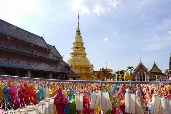 Colorato decorazione lanterna di carta per il festival Yeepeng e oro — Foto Stock