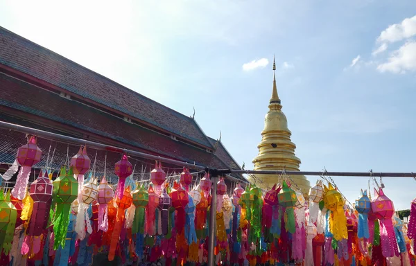 Colorato decorazione lanterna di carta per il festival Yeepeng e oro — Foto Stock