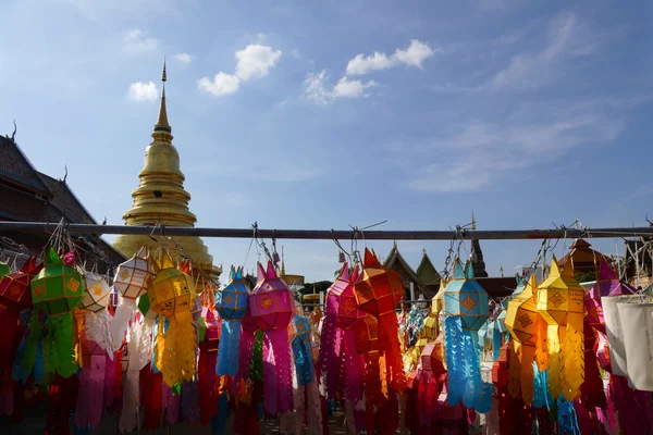 Colorato decorazione lanterna di carta per il festival Yeepeng e oro — Foto Stock