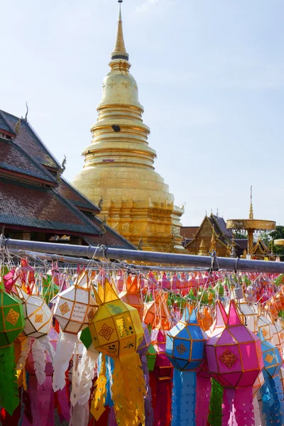 Yeepeng Festivali golde için renkli kağıt fener süsleme — Stok fotoğraf