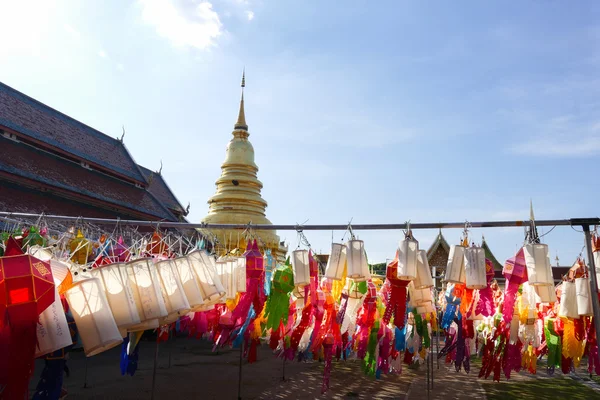 Colorato decorazione lanterna di carta per il festival Yeepeng e oro — Foto Stock