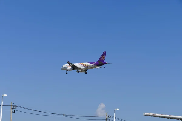 Das Flugzeug der thailändischen Smile Air fliegt in blauem Himmel — Stockfoto