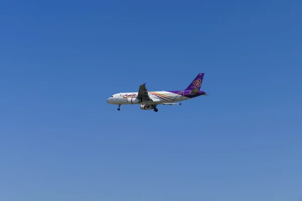 O avião do Thai Smile Air está voando no céu azul — Fotografia de Stock