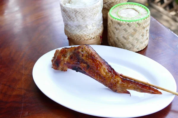 Ayam panggang dengan tusuk sate — Stok Foto