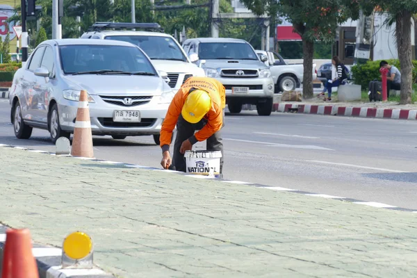 The worker paint on the footpath at Chiang Mai-Hod road — Stock Photo, Image