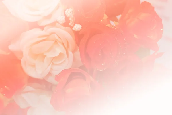 Bouquet de fleur artificielle avec filtre de couleur et mise au point douce  image libre de droit par psisaa © #94836938