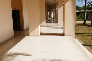 koridor binanın bahçe yanında