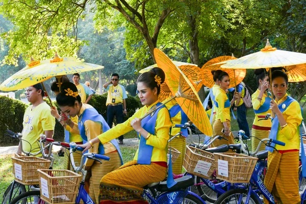Lány ruha hagyományos gazdaság esernyő lovaglás kerékpár ar — Stock Fotó