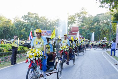 Chiang Mai CI etrafında bisiklet sürme babası ile oğlu