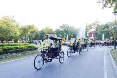 Chiang Mai CI etrafında bisiklet sürme babası ile oğlu