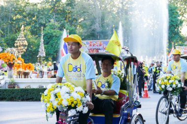 Chiang Mai CI etrafında bisiklet sürme babası ile oğlu