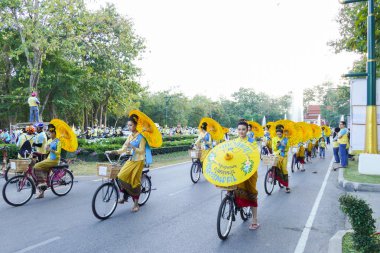 geleneksel kıyafet holding şemsiye Bisiklet ar başlıklı kız