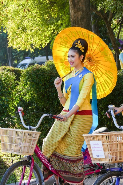 Lány ruha hagyományos gazdaság esernyő lovaglás kerékpár ar — Stock Fotó