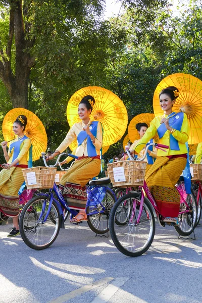 Ragazza in abito tradizionale che tiene l'ombrello in sella alla bicicletta ar — Foto Stock