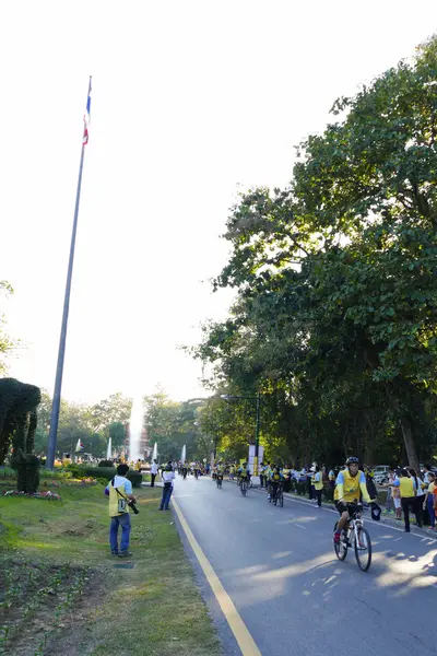 Människor ridning cyklar runt Chiang Mai city i "cykel för da — Stockfoto